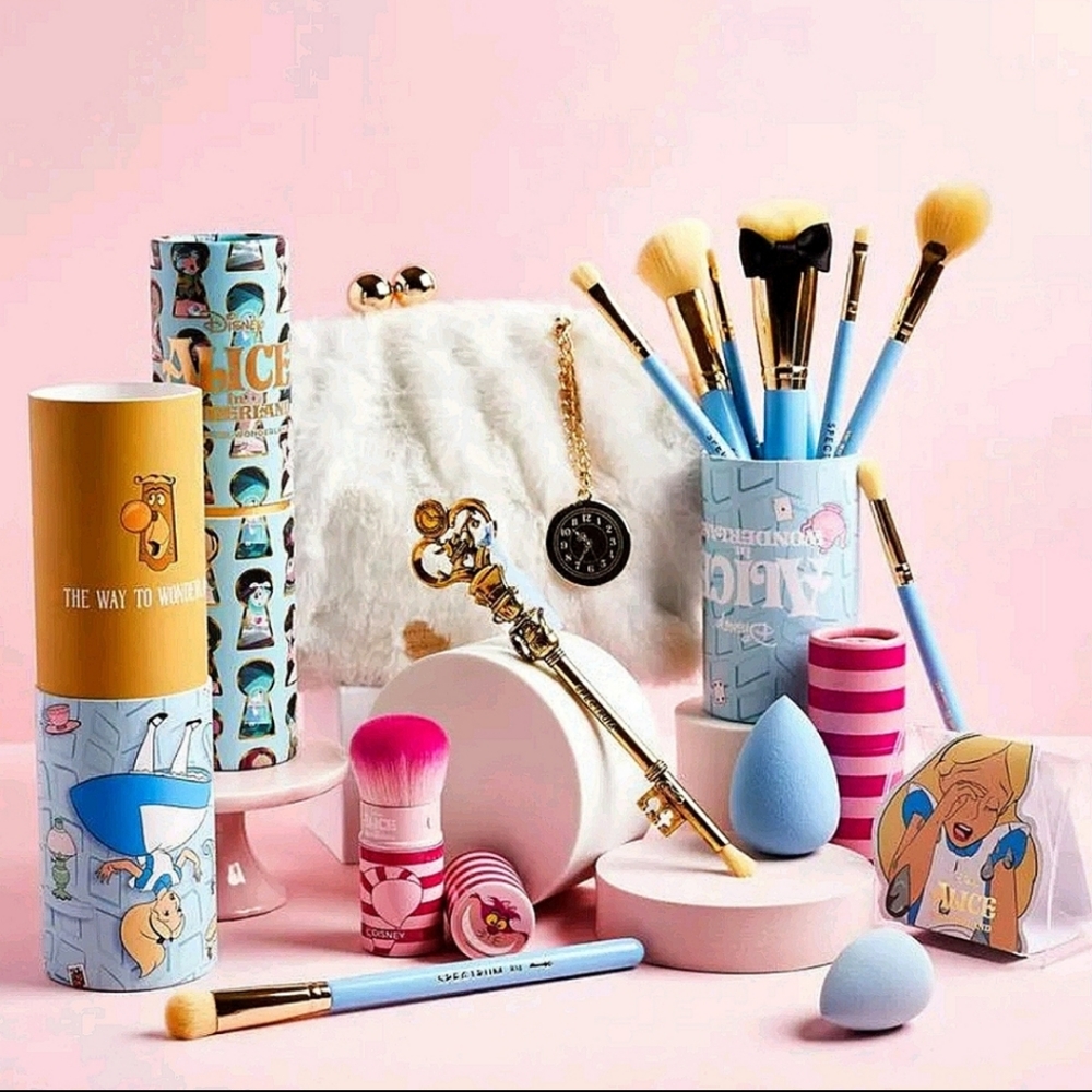 Alice in Wonderland 10 Piece Brush Set - Picture 14 of 16